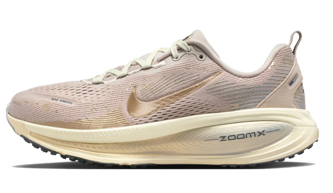 Nike Vomero 18 SE – Beige & Gold Running Shoes